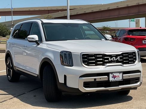 Used 2025 Kia Telluride S FWD image 3