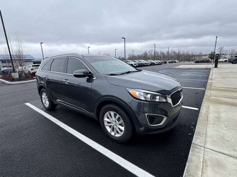 Used 2018 Kia Sorento LX image 6