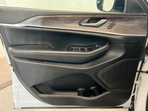 Used 2024 Jeep Grand Cherokee Limited AWD/4WD image 14