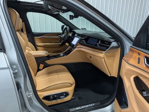 Used 2022 Jeep Grand Cherokee Summit image 31