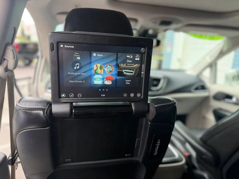 Used 2019 Chrysler Pacifica Limited w/ Tire & Wheel Group FWD image 38