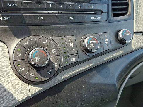 Used 2011 Toyota Sienna w/ Towing Pkg FWD image 16