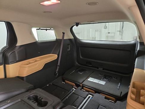 Used 2024 Kia Carnival EX FWD image 15