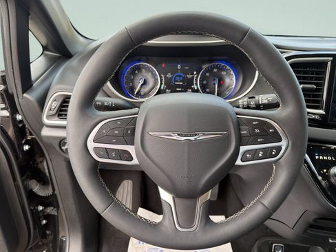 Used 2025 Chrysler Pacifica Select FWD image 13