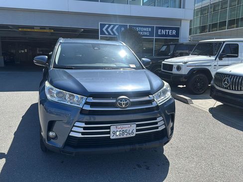 Used 2019 Toyota Highlander XLE AWD/4WD image 3