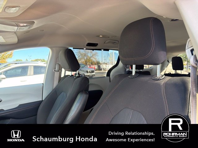Used 2020 Chrysler Pacifica Touring FWD image 9