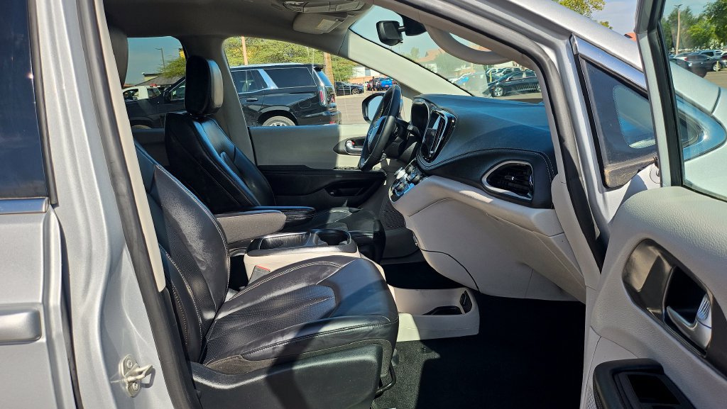 Used 2023 Chrysler Pacifica Touring-L FWD image 20