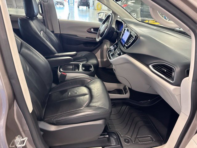 Used 2017 Chrysler Pacifica Touring-L FWD image 18