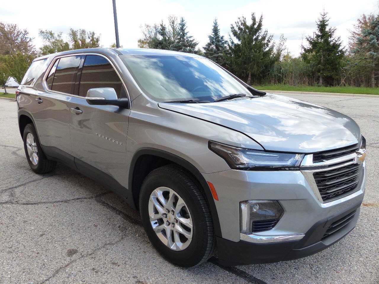 Used 2023 Chevrolet Traverse LS w/ Safety Package FWD image 12