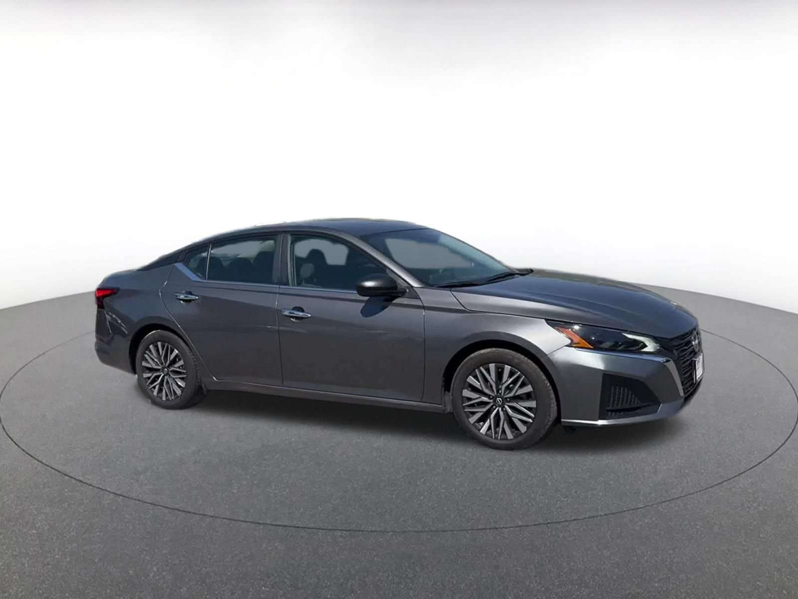 Used 2025 Nissan Altima 2.5 SV FWD image 2