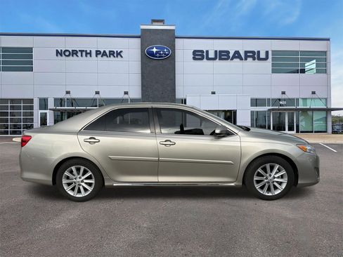 Used 2014 Toyota Camry XLE w/ Convenience Package FWD image 2