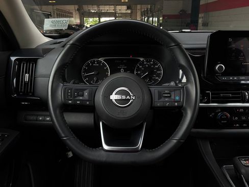 Used 2025 Nissan Pathfinder SV FWD image 34
