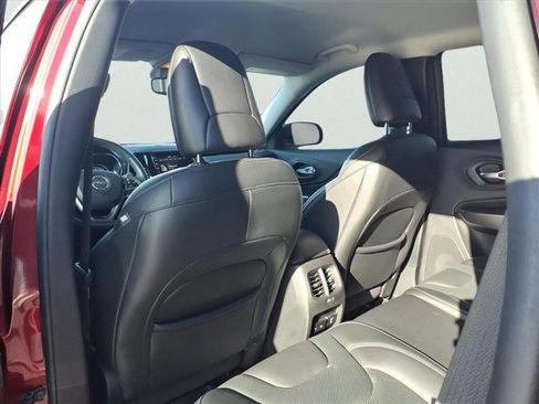 Used 2019 Jeep Cherokee Limited image 11