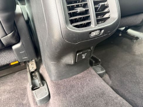 Used 2018 Jeep Cherokee Latitude Plus w/ Comfort/Convenience Group AWD/4WD image 32