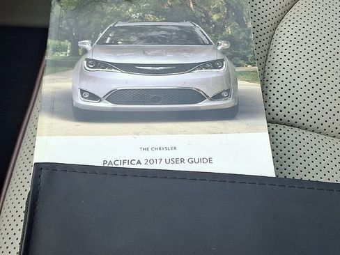 Used 2017 Chrysler Pacifica Limited image 26