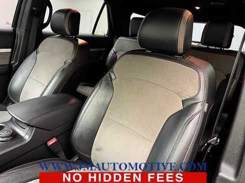 Used 2017 Ford Explorer XLT w/ XLT Technology Feature Bundle image 14