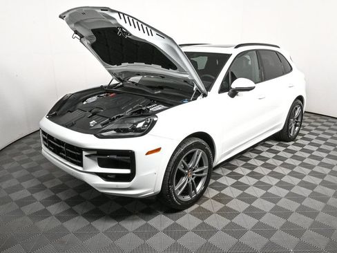 Certified 2026 Porsche Cayenne AWD/4WD image 32