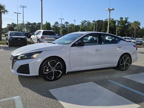 Used 2024 Nissan Altima 2.5 SR w/ SR Premium Package FWD image 2