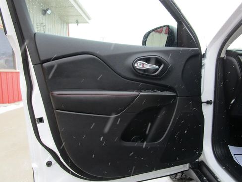 Used 2020 Jeep Cherokee Trailhawk w/ Cold Weather Group AWD/4WD image 11