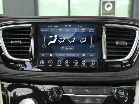 Used 2020 Chrysler Pacifica Limited image 28