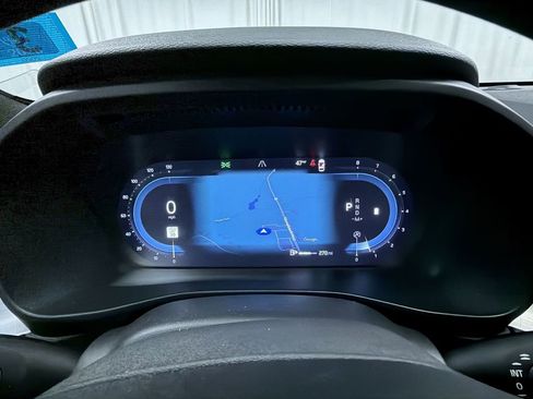 Used 2025 Volvo XC40 B5 Core image 9