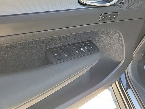 Used 2025 Volvo XC40 B5 Plus image 15