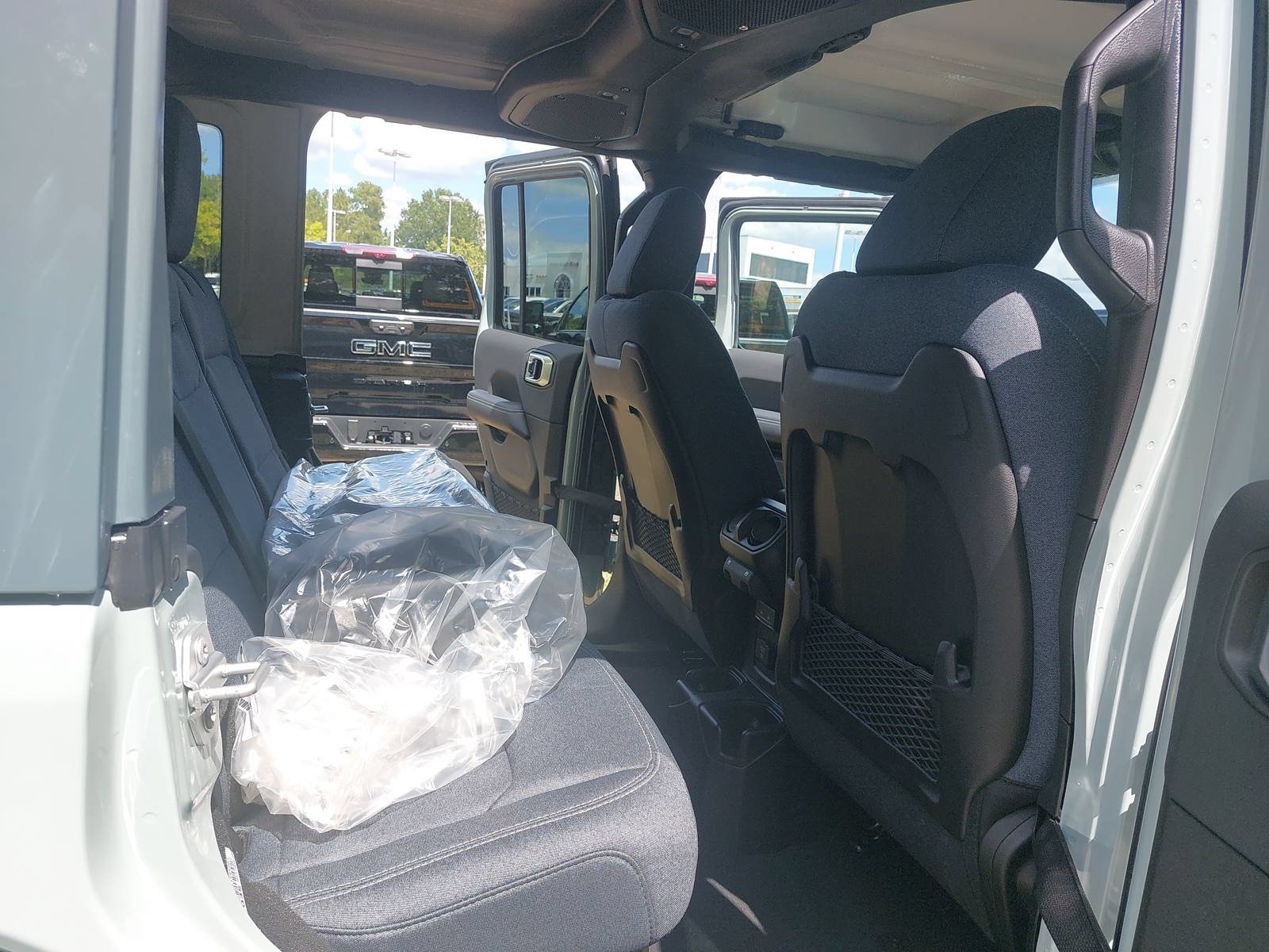 New 2026 Jeep Wrangler Unlimited Sahara w/ Rockslide Package AWD/4WD image 11