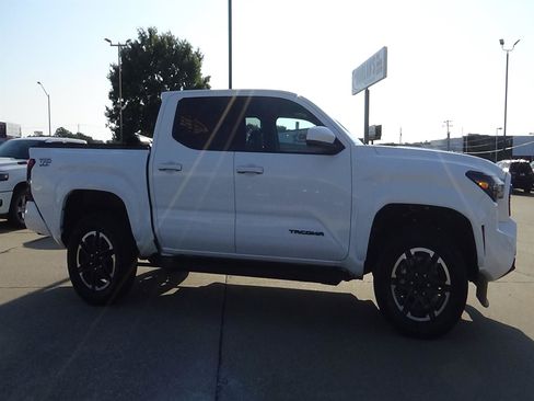 Used 2025 Toyota Tacoma TRD Sport AWD/4WD image 5