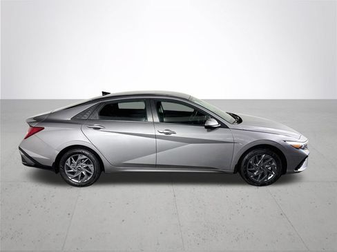 Used 2025 Hyundai Elantra Hybrid FWD image 5