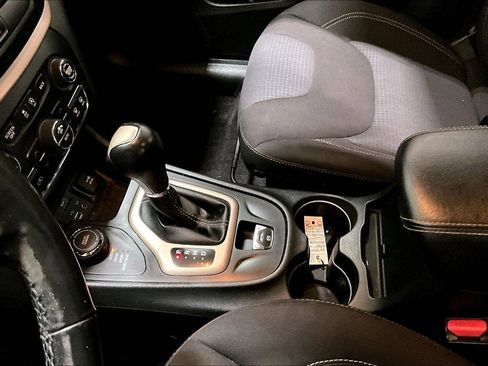 Used 2016 Jeep Cherokee Latitude w/ Comfort & Convenience Group image 18