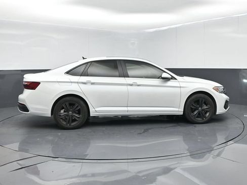 Used 2024 Volkswagen Jetta SE FWD image 9