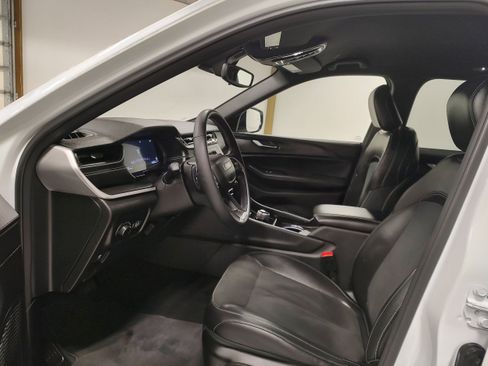 Used 2024 Jeep Grand Cherokee Altitude image 10