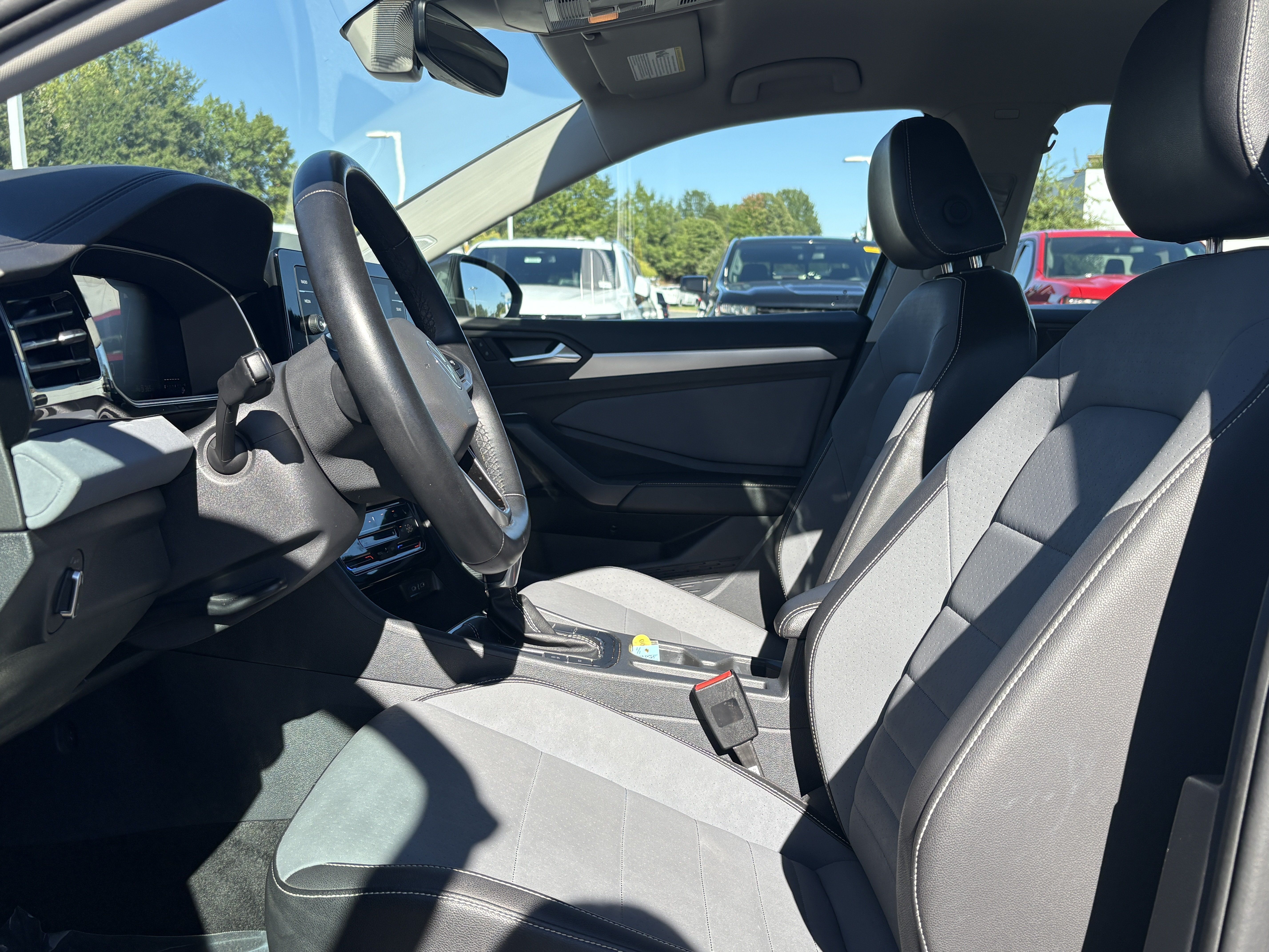 Used 2025 Volkswagen Jetta SE FWD image 9