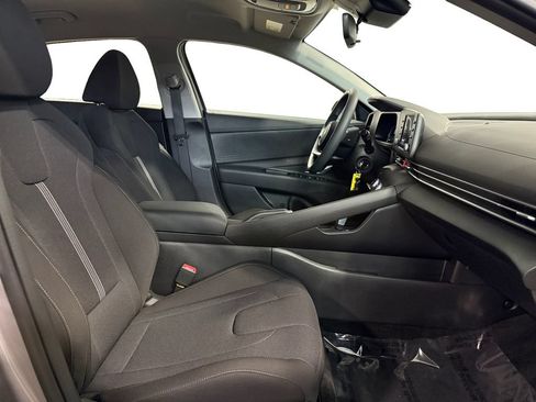Certified 2025 Hyundai Elantra SE FWD image 19