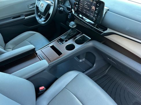 Used 2024 Toyota Sienna XLE image 17