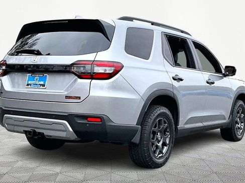 Used 2025 Honda Pilot TrailSport image 6