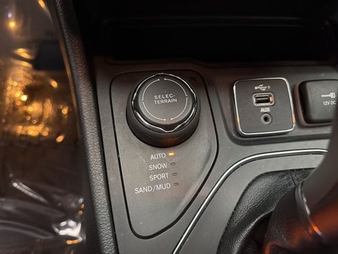 Used 2021 Jeep Cherokee Latitude Lux w/ Trailer Tow Group image 18