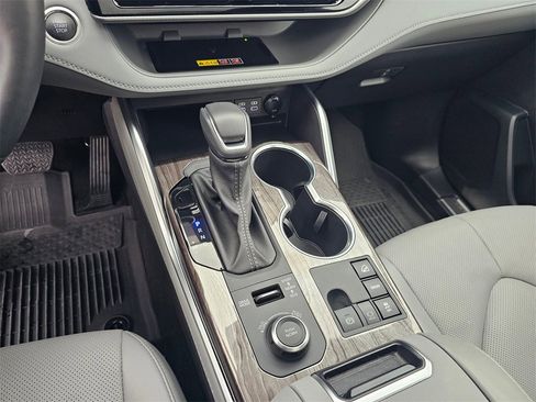 Used 2025 Toyota Highlander Platinum image 31