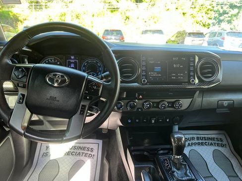 Used 2020 Toyota Tacoma TRD Off-Road w/ Technology Package AWD/4WD image 11