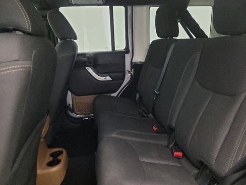Used 2017 Jeep Wrangler Unlimited Sahara w/ Connectivity Group AWD/4WD image 18