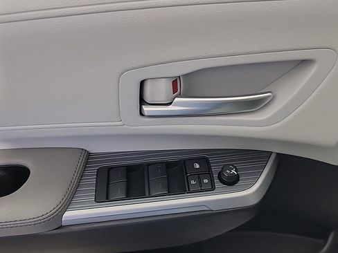 Used 2025 Toyota Sienna XLE w/ XLE Plus Package image 39