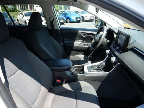Used 2021 Toyota RAV4 LE AWD/4WD image 18