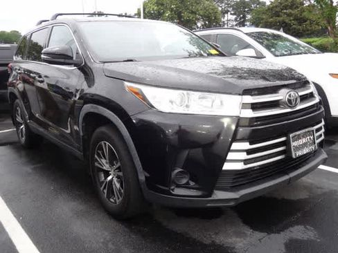 Used 2019 Toyota Highlander LE AWD/4WD image 3
