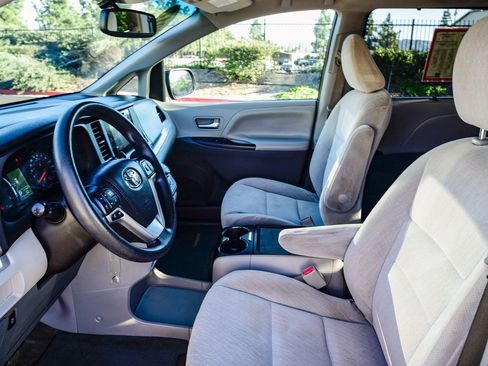 Certified 2017 Toyota Sienna LE image 22