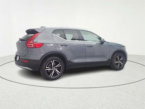 Used 2023 Volvo XC40 B5 Plus image 8
