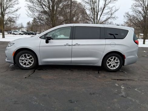 Used 2024 Chrysler Pacifica Touring-L image 3