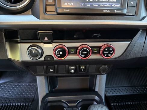 Used 2018 Toyota Tacoma SR5 AWD/4WD image 21