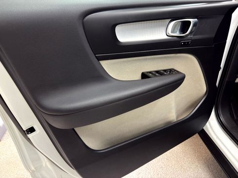 Used 2022 Volvo XC40 T5 Momentum image 14