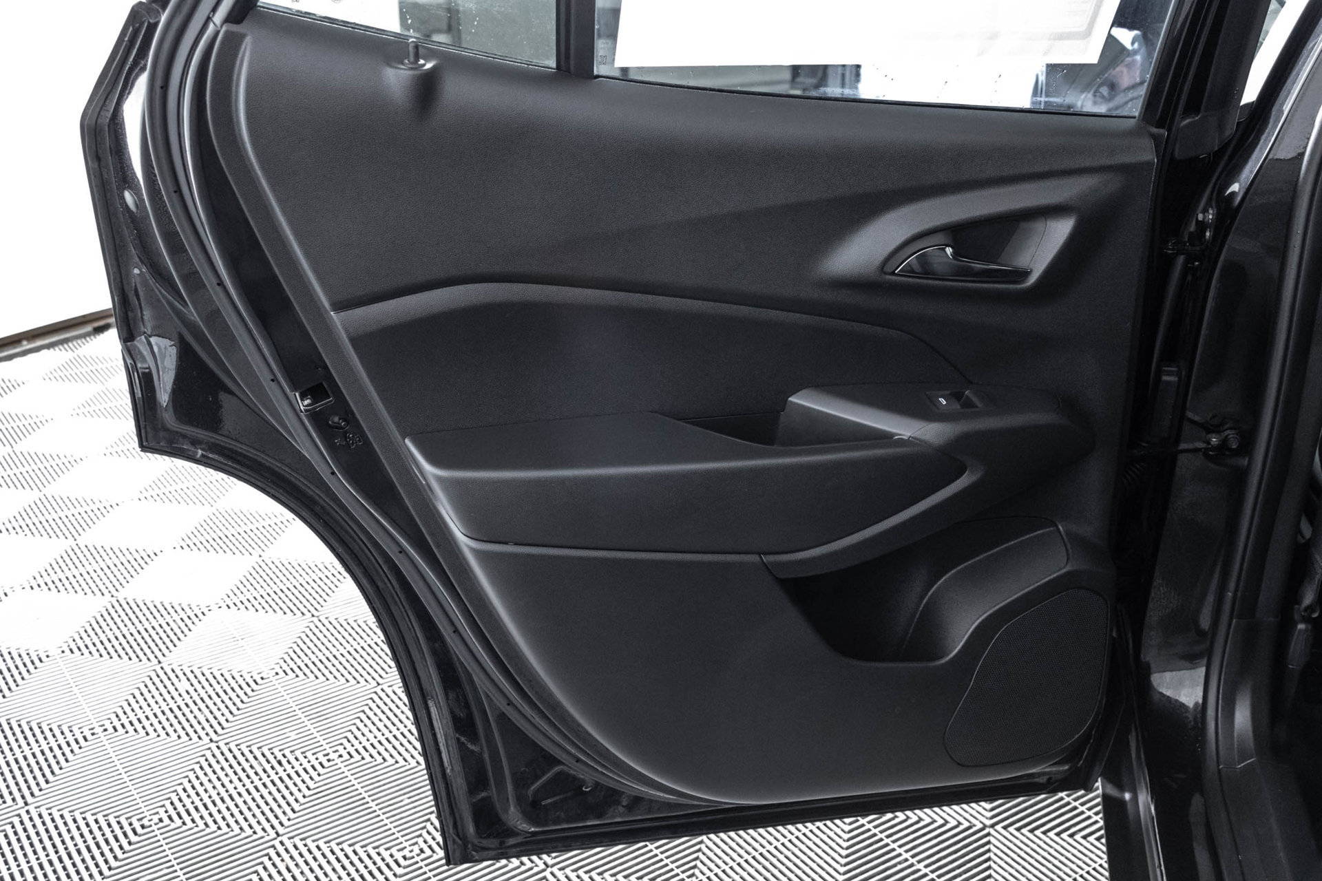 Used 2024 Chevrolet Trax RS w/ Sunroof Package FWD image 35