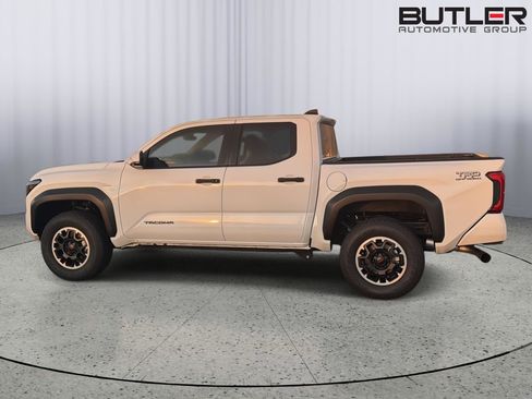 Certified 2024 Toyota Tacoma TRD Off-Road AWD/4WD image 3